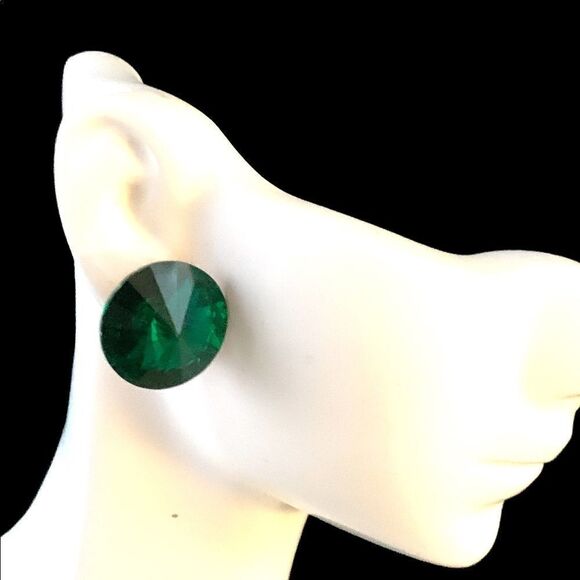 Kelly Green Swarovski 18mm  rivoli stud earrings pierced new old stock - Picture 1 of 5